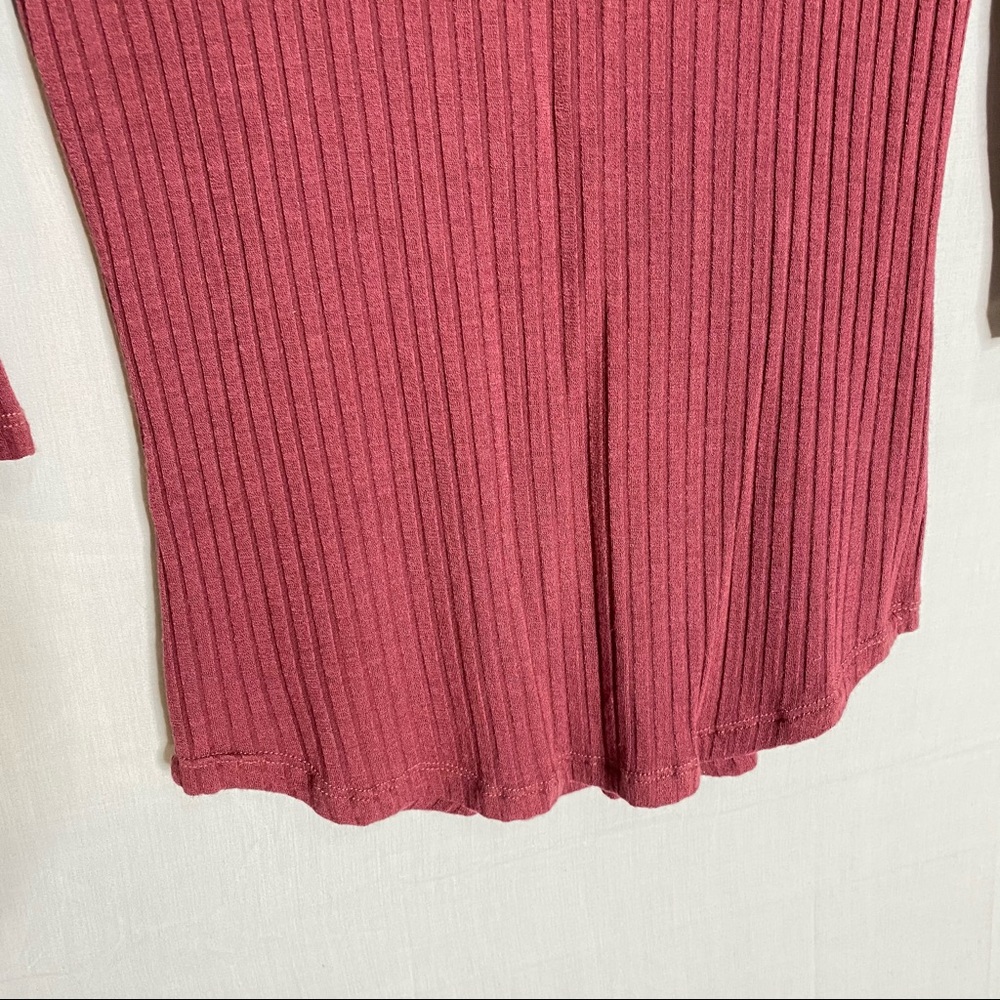 LOVE CHARM Ribbed Keyhole 3/4 Sleeve - Picture 7 of 8